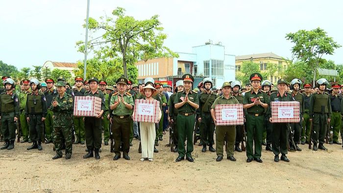 Ban Chỉ đạo diễn tập tặng quà cho các lực lượng tham gia diễn tập tình huống giả định thực binh A2.