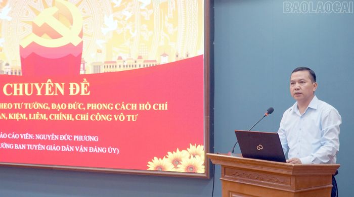 Đồng chí Nguyễn Đức Phương - Phó Trưởng Ban Tuyên giáo và Dân vận Đảng ủy, quán triệt chuyên đề: “Đảng bộ tỉnh Lào Cai học tập và làm theo tư tưởng, đạo đức, phong cách Hồ Chí Minh về thực hành Cần, Kiệm, Liêm, Chính, Chí công vô tư” tại hội nghị.