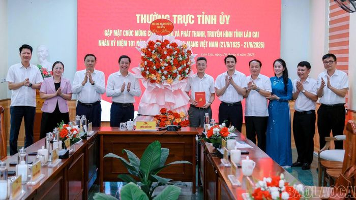 Các đồng chí trong Thường trực Tỉnh ủy tặng hoa, chúc mừng tập thể cán bộ, phóng viên, biên tập viên, phát thanh viên, kỹ thuật viên và người lao động Báo và Phát thanh, Truyền hình tỉnh nhân kỷ niệm 101 năm Ngày Báo chí Cách mạng Việt Nam.