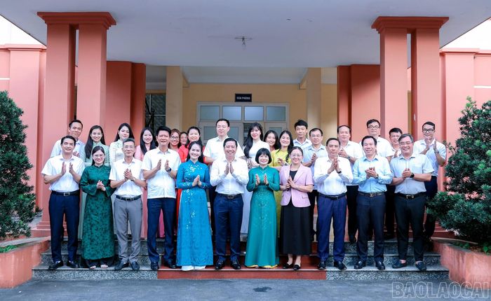Các đồng chí lãnh đạo tỉnh chụp ảnh lưu niệm với tập thể cán bộ, phóng viên, biên tập viên, phát thanh viên, kỹ thuật viên và người lao động Báo và Phát thanh, Truyền hình tỉnh.