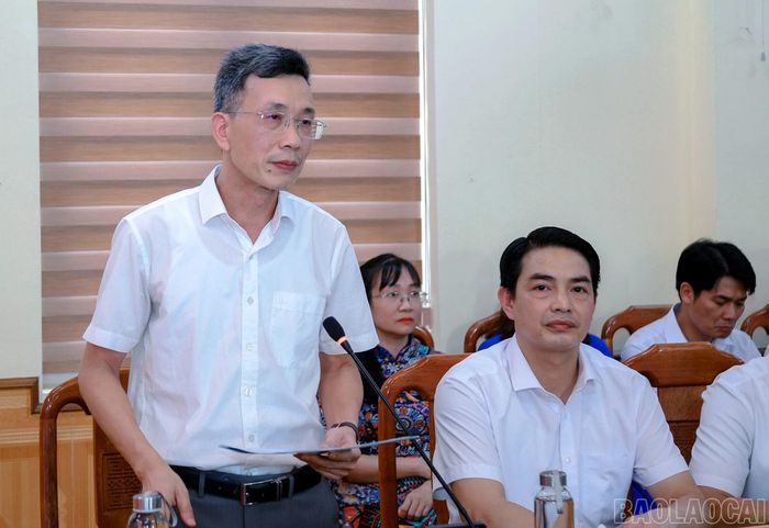 Đồng chí Lê Trường Giang - Bí thư Đảng bộ, Giám đốc Báo và Phát thanh, Truyền hình tỉnh phát biểu tại buổi làm việc.