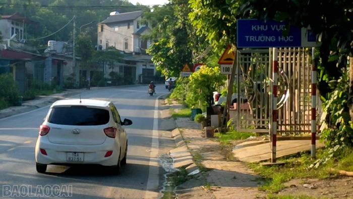 Biển báo được bố trí từ xa để người điều khiển phương tiện chủ động giảm tốc trước khi qua gồ.