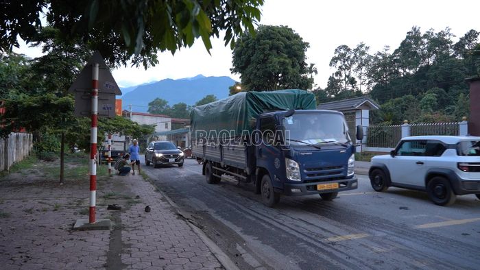 Phương tiện xe tải có tải trọng lớn di chuyển qua khu vực gồ giảm tốc cần chủ động giảm ga để tránh tạo xung chấn lớn.