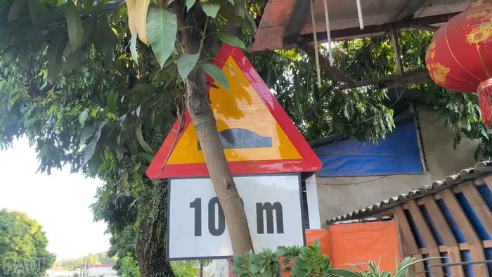 Quá trình rà soát thực địa ghi nhận một số vị trí biển báo hiệu giao thông bị cành cây che khuất tầm nhìn của người lái xe.