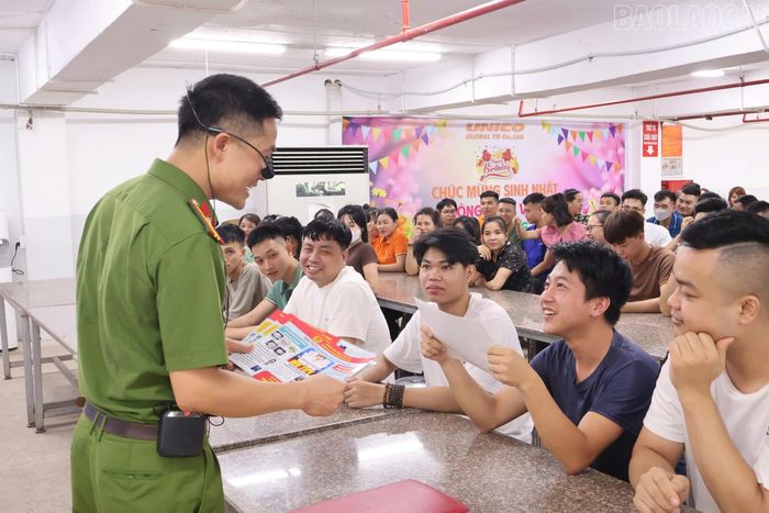 Công an phường Âu Lâu tuyên truyền phòng, chống ma túy cho công nhân làm việc tại Công ty TNHH Unico Global.