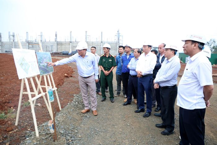 Đoàn công tác của Thường trực Tỉnh ủy kiểm tra tiến độ thực hiện dự án Trường Phổ thông nội trú liên cấp Tiểu học và THCS Thuận An. Ảnh: Dương Phong
