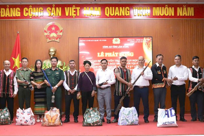 Người dân trên địa bàn xã Tuy Đức giao nộp VK,VLN, CCHT cho lực lượng Công an và chính quyền địa phương