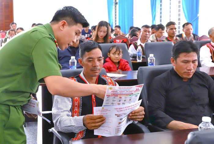 Lực lượng Công an tỉnh Lâm Đồng phát tờ rơi tuyên truyền cho người dân