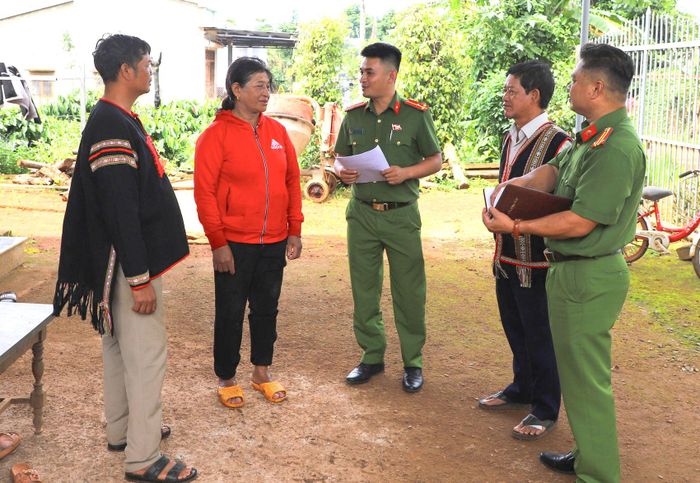 Lực lượng công an phối hợp với già làng, người có uy tín tuyên truyền, vận động người dân giao nộp vũ khí trái phép