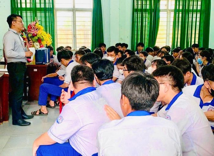 Tư vấn chương trình đi làm việc ở nước ngoài cho học sinh lớp 12
