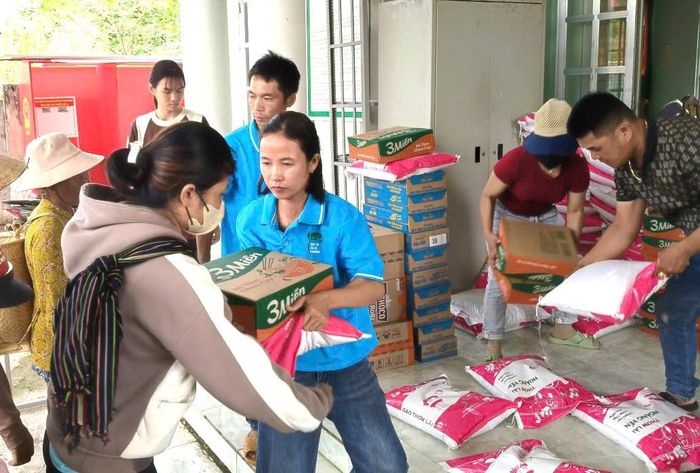 Phụ nữ phường Hàm Thắng tặng nhu yếu phẩm cho hộ nghèo, khó khăn ở Đông Giang