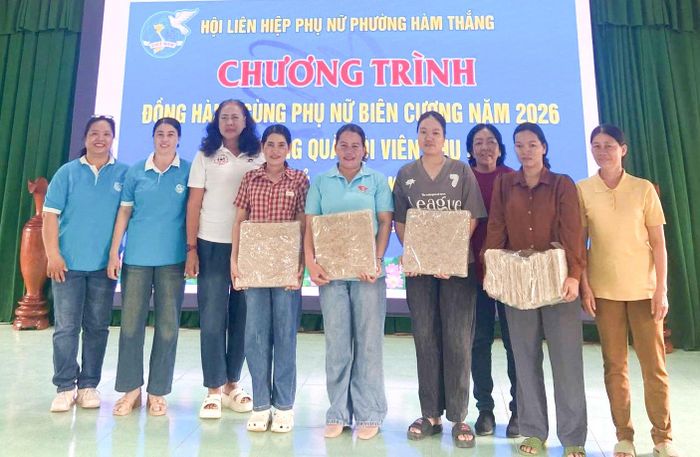 Hội LHPN phường Hàm Thắng thực hiện chương trình "Đồng hành cùng phụ nữ biên cương" tại xã Đông Giang