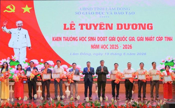 Trường THPT Phan Bội Châu (bên trái, thứ 6) vinh dự được tuyên dương vì đạt nhiều thành tích trong công tác phát triển học sinh giỏi