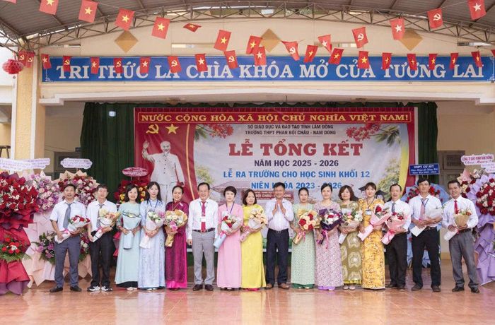 Tuyên dương giáo viên của Trường THPT Phan Bội Châu có nhiều thành tích tại Lễ tổng kết năm học