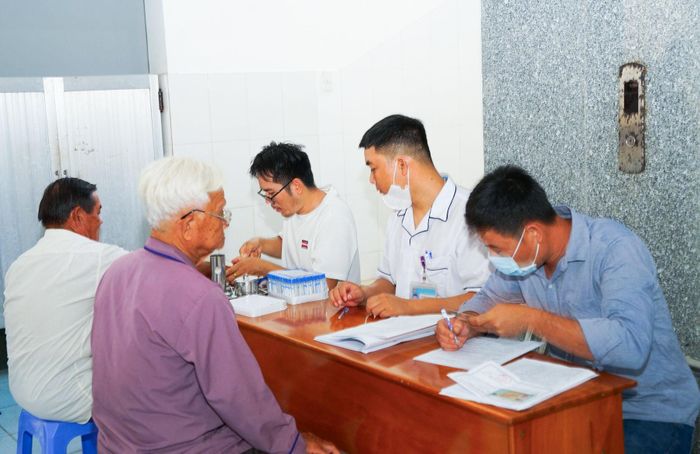 Công tác khám, chữa bệnh cho người cao tuổi được sắp xếp khoa học thuận tiện cho người dân đặc khu