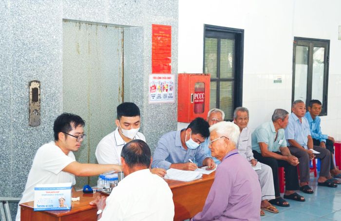 Người cao tuổi ở đặc khu Phú Quý phấn khởi vì được khám bệnh miễn phí