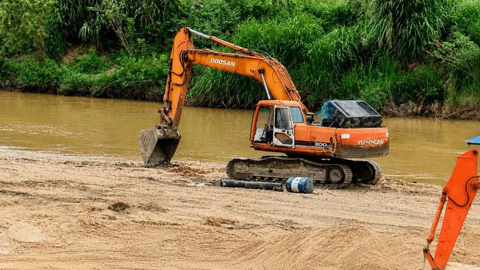 Sông Krông Nô là nguồn cung vật liệu xây dựng quan trọng phục vụ các công trình hạ tầng của địa phương