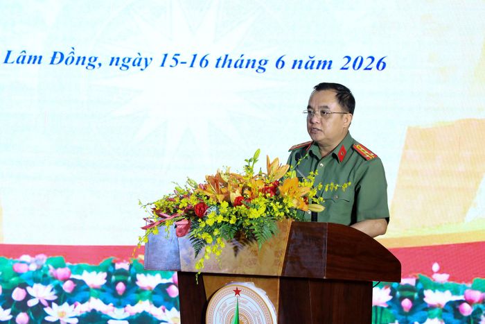 Đại tá Huỳnh Ngọc Liêm, Phó Giám đốc Công an tỉnh, Phó Trưởng Ban Chỉ đạo thực hiện phong trào Toàn dân bảo vệ ANTQ tỉnh phát biểu chỉ đạo tại ngày hội