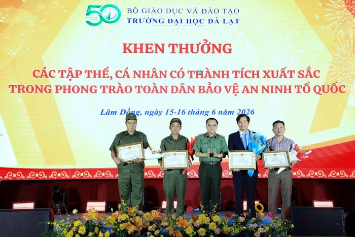 Tặng Bằng khen của Chủ tịch UBND tỉnh Lâm Đồng cho các tập thể, cá nhân có thành tích xuất sắc trong phong trào bảo vệ ANTQ