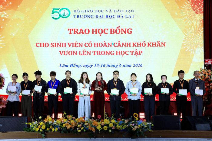 Lãnh đạo tỉnh Lâm Đồng tặng quà cho các sinh viên có hoàn cảnh khó khăn, vươn lên trong học tập