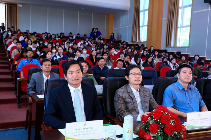 Các đại biểu theo dõi phát biểu của Đại tá Huỳnh Ngọc Liêm, Phó Giám đốc Công an tỉnh Lâm Đồng tại ngày hội