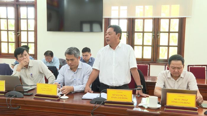 Lãnh đạo Sở Xây dựng báo cáo tại phiên họp