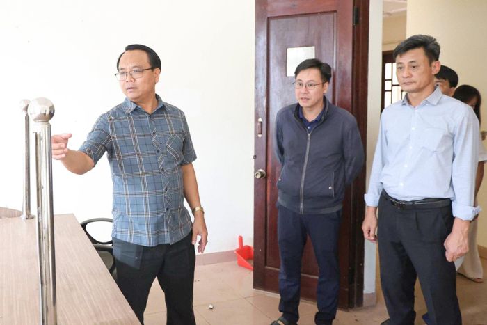 Phó Bí thư Thường trực Tỉnh ủy Đặng Hồng Sỹ kiểm tra việc sắp xếp, xử lý tài sản dôi dư sau sắp xếp tại khu vực phía Tây Lâm Đồng (Ảnh: Dương Phong)