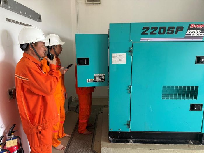 Điều hành viên vận hành máy phát diesel dự phòng tại Đập tràn