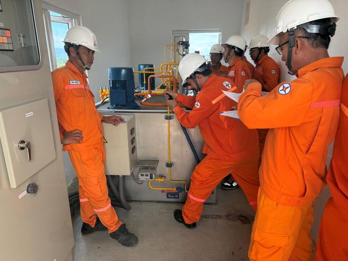 Diễn tập vận hành đóng/mở cửa van cung bằng bơm tay