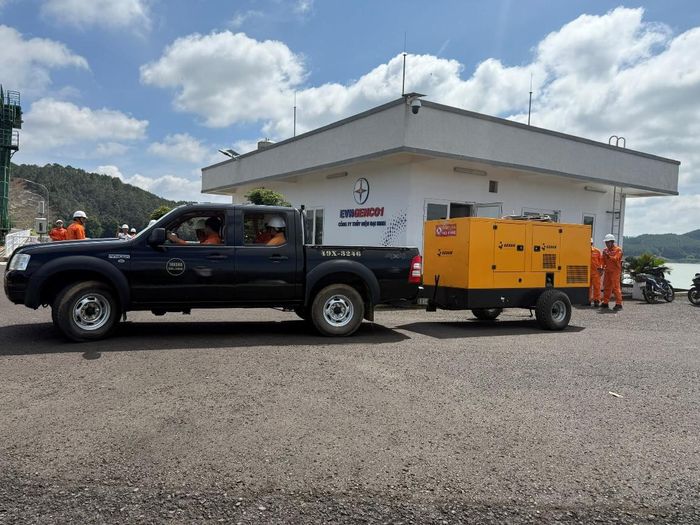 Vận chuyển máy phát diesel từ khu văn phòng ra Đập tràn