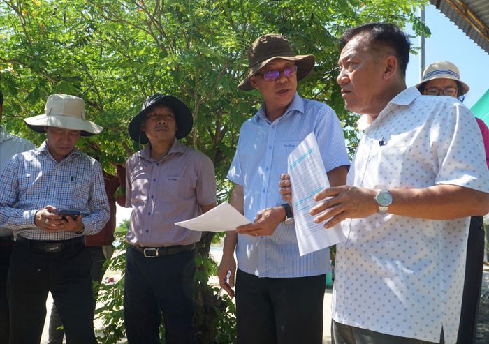 Phó Chủ tịch UBND tỉnh Lâm Đồng Nguyễn Minh chỉ đạo khi kiểm tra dự án Đường và cầu liên xã Vĩnh Hảo - Vĩnh Tân