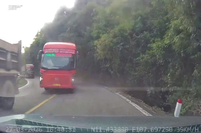 Hình ảnh vi phạm của xe khách do camera hành trình xe đi ngược chiều ghi lại