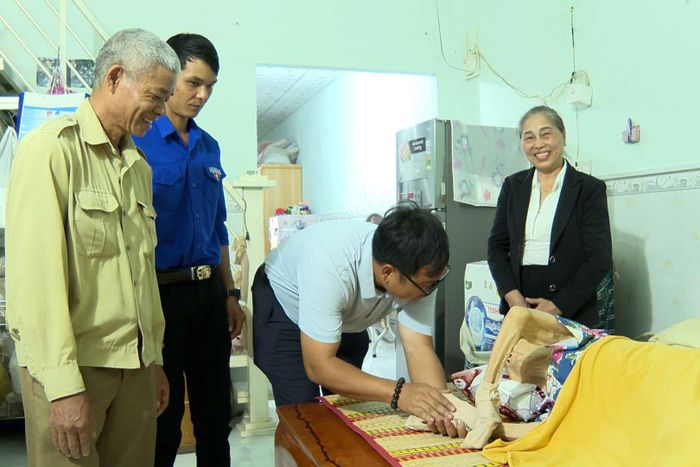 Anh Ngô Đức Tiên thăm Mẹ Việt Nam Anh hùng