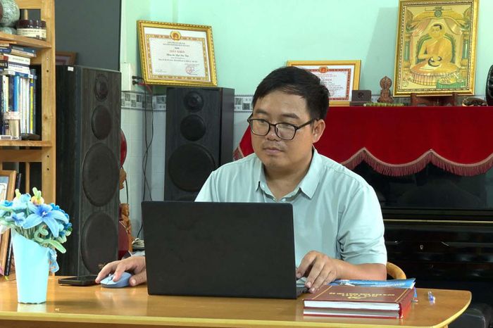 Bí thư Chi bộ thôn 8A Ngô Đức Tiên nghiên cứu tài liệu, chuẩn bị nội dung sinh hoạt chi bộ