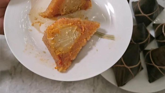Bánh ú gấc không chỉ ngon mà còn có màu sắc rất bắt mắt.