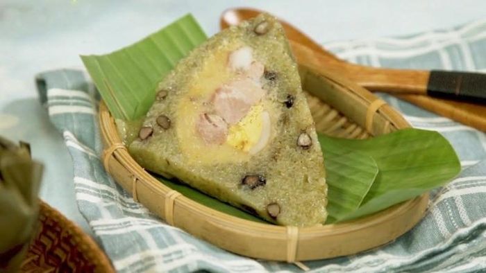 Nhân bánh đầy đặn với thịt heo và trứng luộc bùi béo.