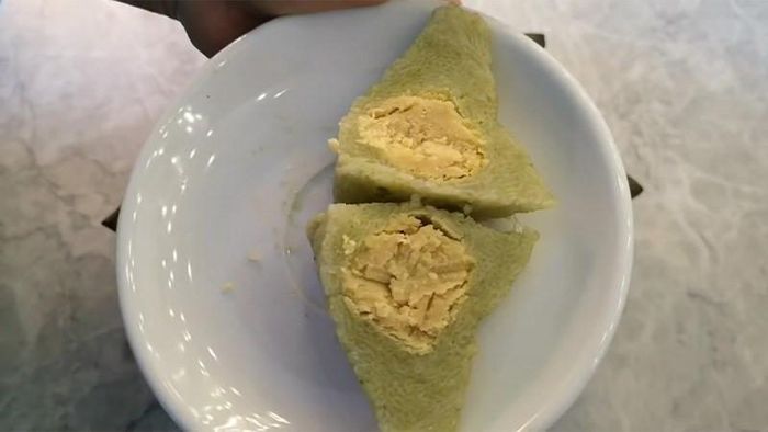 Lớp vỏ bánh xanh mướt thơm mùi lá dứa đặc trưng.