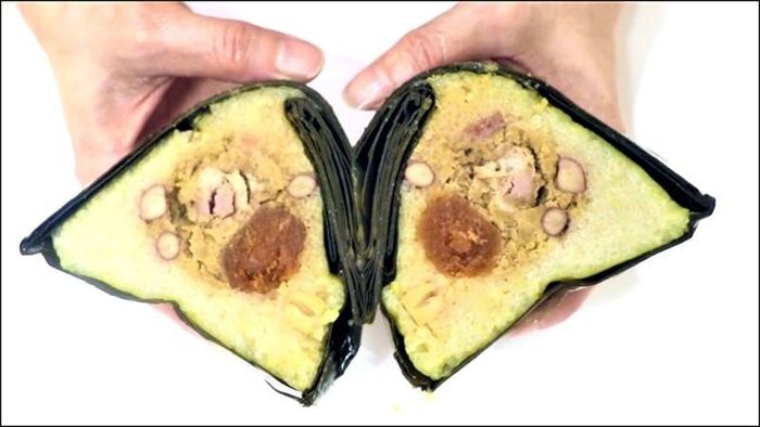 Sự kết hợp giữa trứng muối và các loại hạt giúp bánh có vị bùi béo đặc trưng.