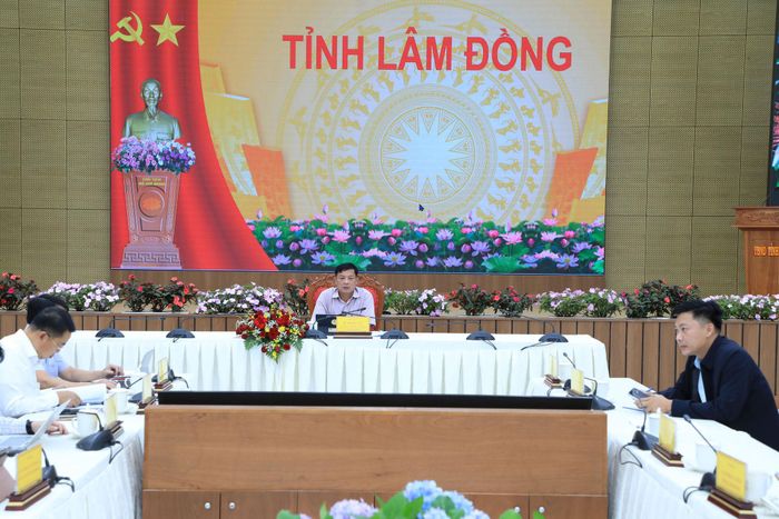 Phó Chủ tịch Thường trực UBND tỉnh Lâm Đồng Lê Trọng Yên cùng lãnh đạo các sở, ngành liên quan dự hội nghị