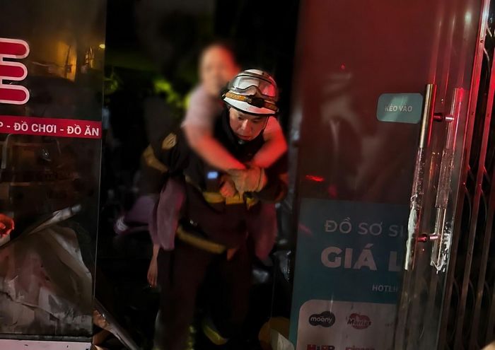 Cán bộ Đội chữa cháy và cứu nạn cứu hộ khu vực số 12 kịp thời đưa nạn nhân đến nơi an toàn