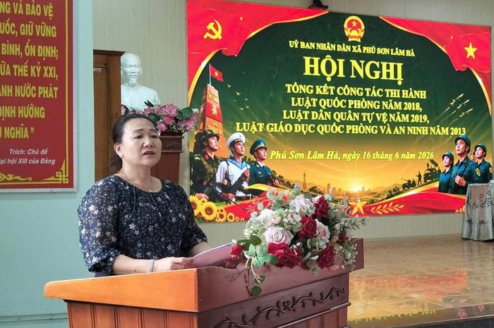 Đồng chí Đinh Thị Thu Thủy, Phó Bí thư, Chủ tịch UBND xã Phú Sơn Lâm Hà phát biểu tại hội nghị