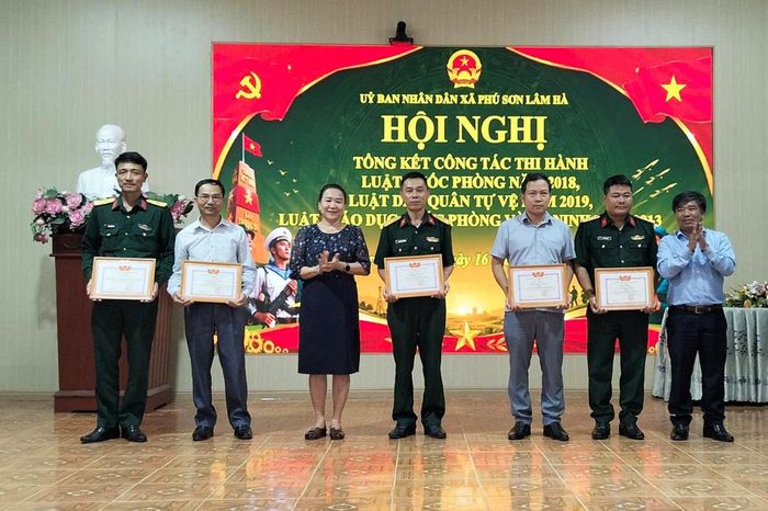 Tặng Giấy khen cho các cá nhân, tập thể