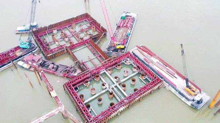 Trước đó, ngày 19/8/2025, dự án đầu tư xây dựng cầu Ngọc Hồi cùng hệ thống đường dẫn hai đầu cầu đã chính thức được khởi công. Trong ảnh là trụ chính của cầu Ngọc Hồi trên sông Hồng đang thi công.