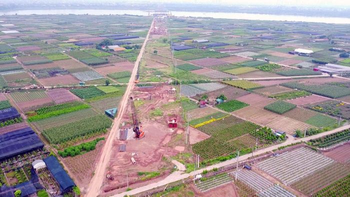 Công trình có tổng chiều dài khoảng 7,5 km. Điểm đầu kết nối với đường Vành đai 3,5, đoạn từ Phúc La - Văn Phú đến cao tốc Pháp Vân - Cầu Giẽ, thuộc địa bàn xã Thanh Trì (Hà Nội). Điểm cuối tại Km7+500, kết nối với đường Vành đai 3,5 thuộc địa bàn xã Văn Giang (Hưng Yên). Trong ảnh là phần cầu cạn bên phía Hưng Yên.