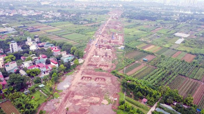 Theo Sở Nông nghiệp và Môi trường Hà Nội, đến nay 4 trong tổng số 7 dự án cầu vượt sông Hồng gồm Hồng Hà, Mễ Sở, Vân Phúc và Ngọc Hồi đã hoàn thành công tác giải phóng mặt bằng. Riêng với dự án cầu Ngọc Hồi, toàn bộ 32,6 ha mặt bằng trên địa bàn thành phố đã được bàn giao cho chủ đầu tư. Trong ảnh là loạt trụ cạn bên phía Thanh Trì đang hoàn thiện.