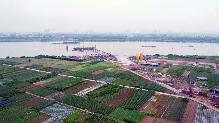 Thời gian qua, hàng loạt dự án cầu vượt sông Hồng được Hà Nội đẩy mạnh triển khai nhằm tăng cường kết nối giao thông và mở rộng không gian phát triển đô thị. Nổi bật trong số đó là dự án cầu Ngọc Hồi, nơi hàng chục mũi thi công đang bám sát tiến độ.