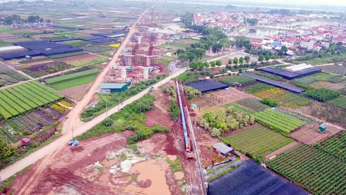 Nhờ đặc điểm định hướng đặc biệt này, xét trong toàn bộ quỹ đạo biểu kiến của mặt trời tại vị trí xây dựng, người di chuyển trên cầu đều có thể quan sát rõ khung cảnh mặt trời mọc và lặn vào tất cả các ngày trong năm. Trong ảnh: Nhiều trụ cạn phía Hưng Yên đã hoàn thành xà mũ.