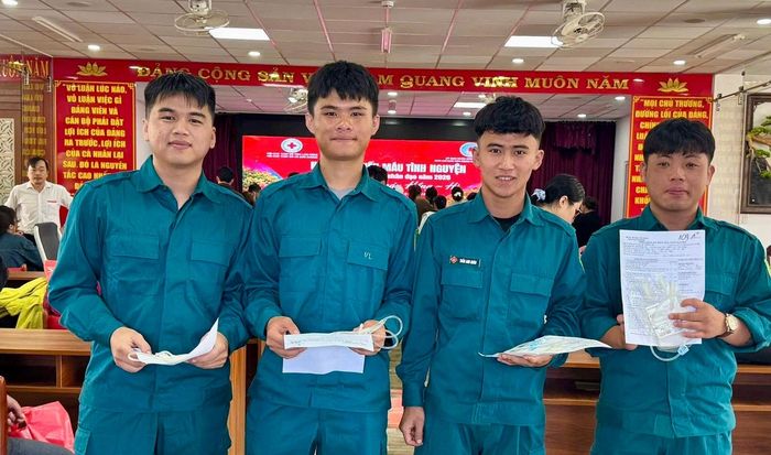 Các bạn trẻ tham gia hiến máu