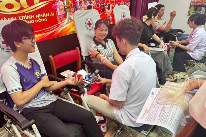 Những người tình nguyện chia sẻ giọt máu hồng trong dịp hè