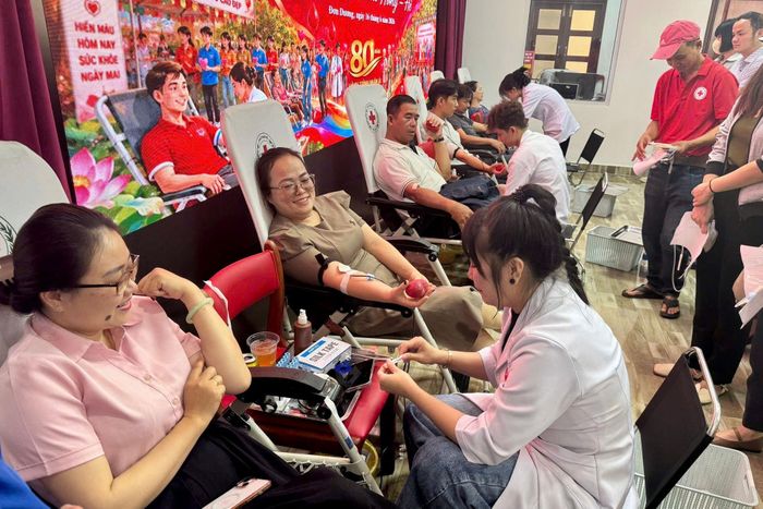 Nhiều người tình nguyện tham gia hiến máu